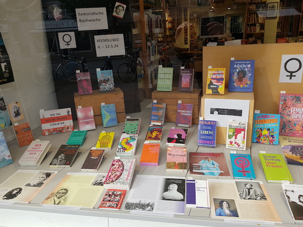 Schaufenster im Buchladen Osterstraße Hamburg dekoriert für die Feministische Buchwoche 2024