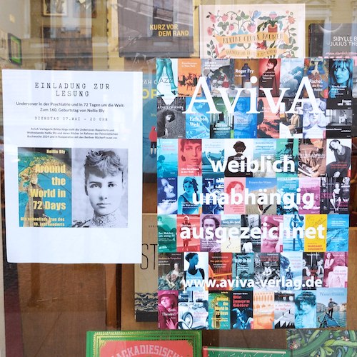 Schaufenster der Buchhandlung paul + paula in Berlin zur Feministischen Buchwoche 2024; Einladung zur Lesung vom AvivA Verlag