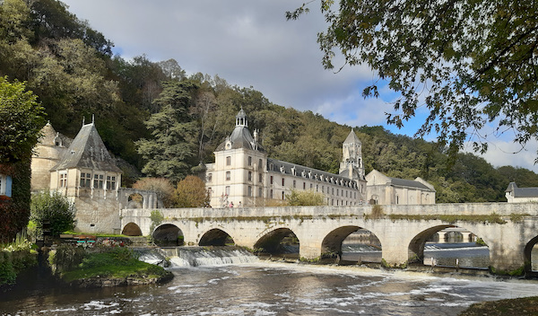 Der Fluss Dronne, der mittelalterliche Pont Coudé und die Abtei von Brantôme